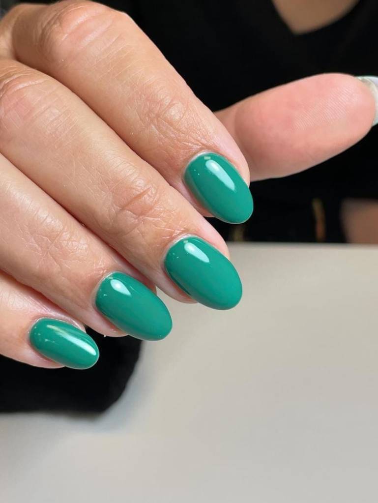 Op de foto zie je nagels met een biab behandeling. De nagels zijn afgewerkt met een groene Gellak.