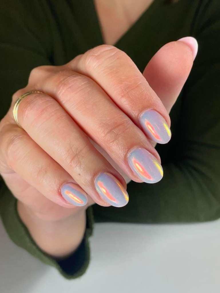 Op de foto zie je nagles met daarop Chroom Nail Art.