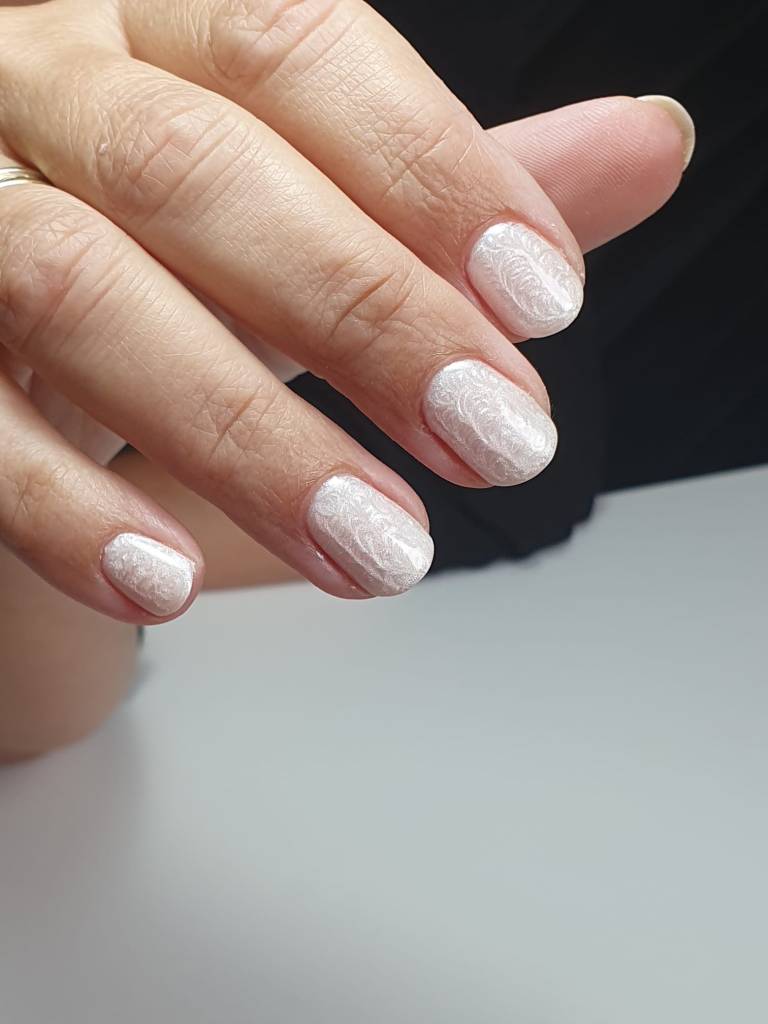 Op deze foto zie je een biab behandeling met een Gellak om het af te werken.